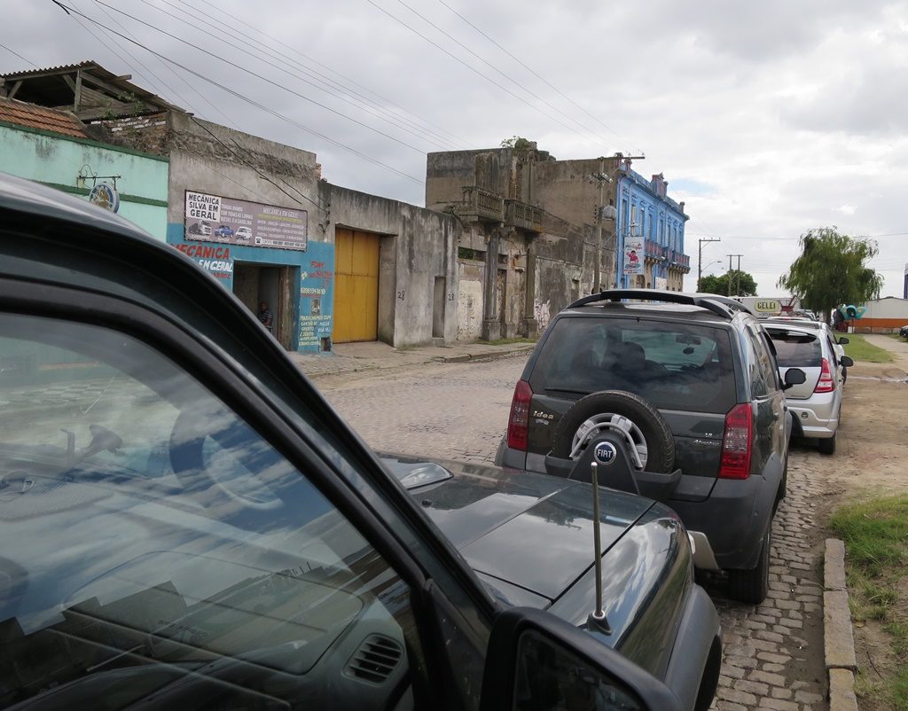 Warten auf die Fähre in Ponta Grossa