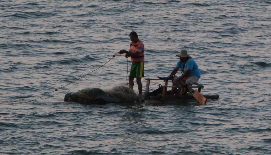 Fischer mit selbstgebautem Floos - Mancora